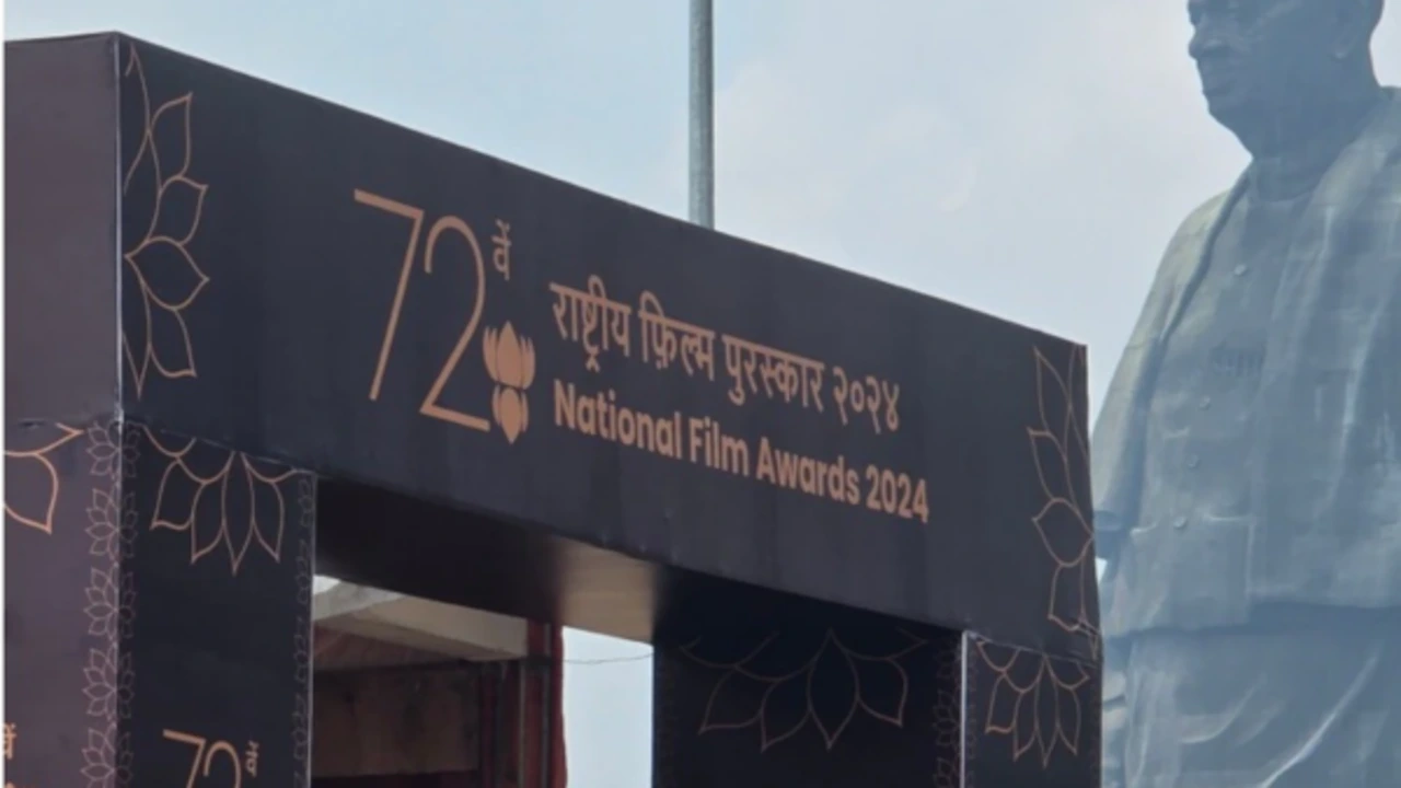 72वें राष्ट्रीय फिल्म पुरस्कार में राष्ट्रपति द्रौपदी मुर्मू और अनंत नाग