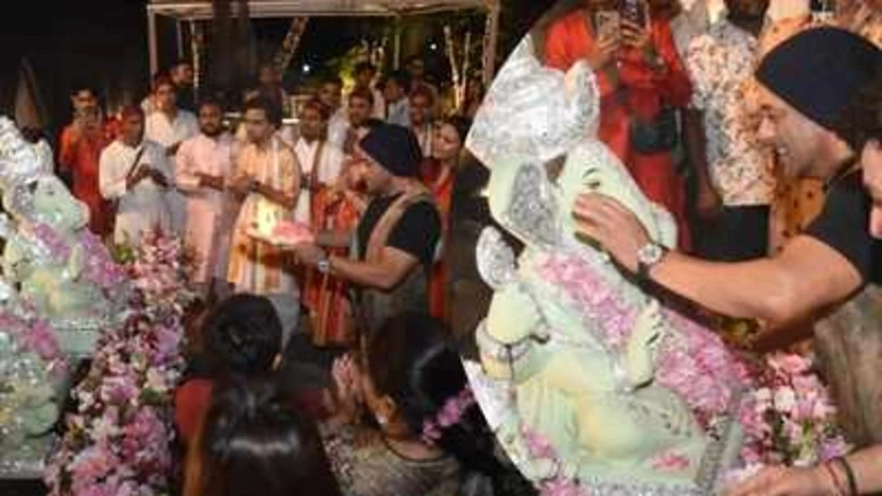 Salman Khan performs aarti during Khan family's Ganpati visarjan with Iulia Vantur